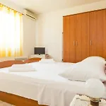 Gostinjska kuća Ava And 3*