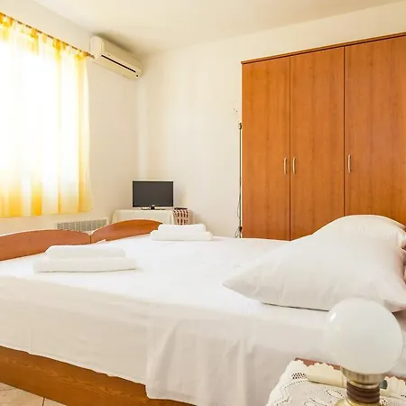 Casa de hóspedes Ava And 3*