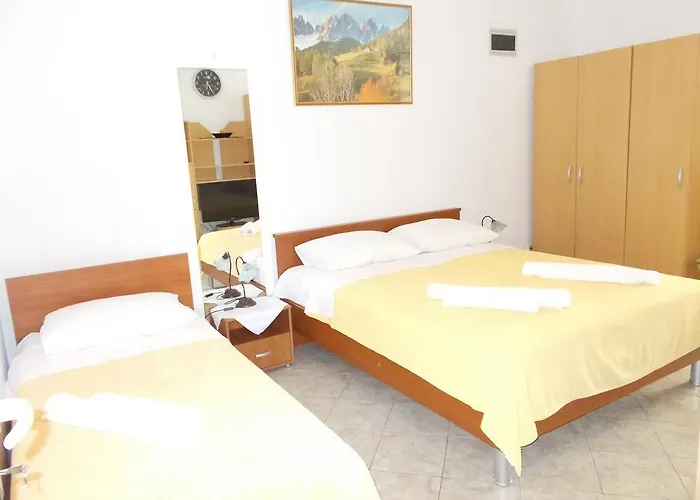 Casa de hóspedes Ava And 3*